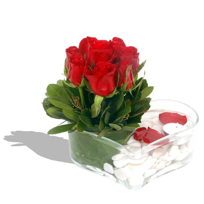 çiçek satışı  kalp içerisinde 9 adet kırmızı gül çiçekçi dükkanından 