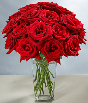 ucuz çiçekler cam içerisinde 12 adet kırmızı gonca gül